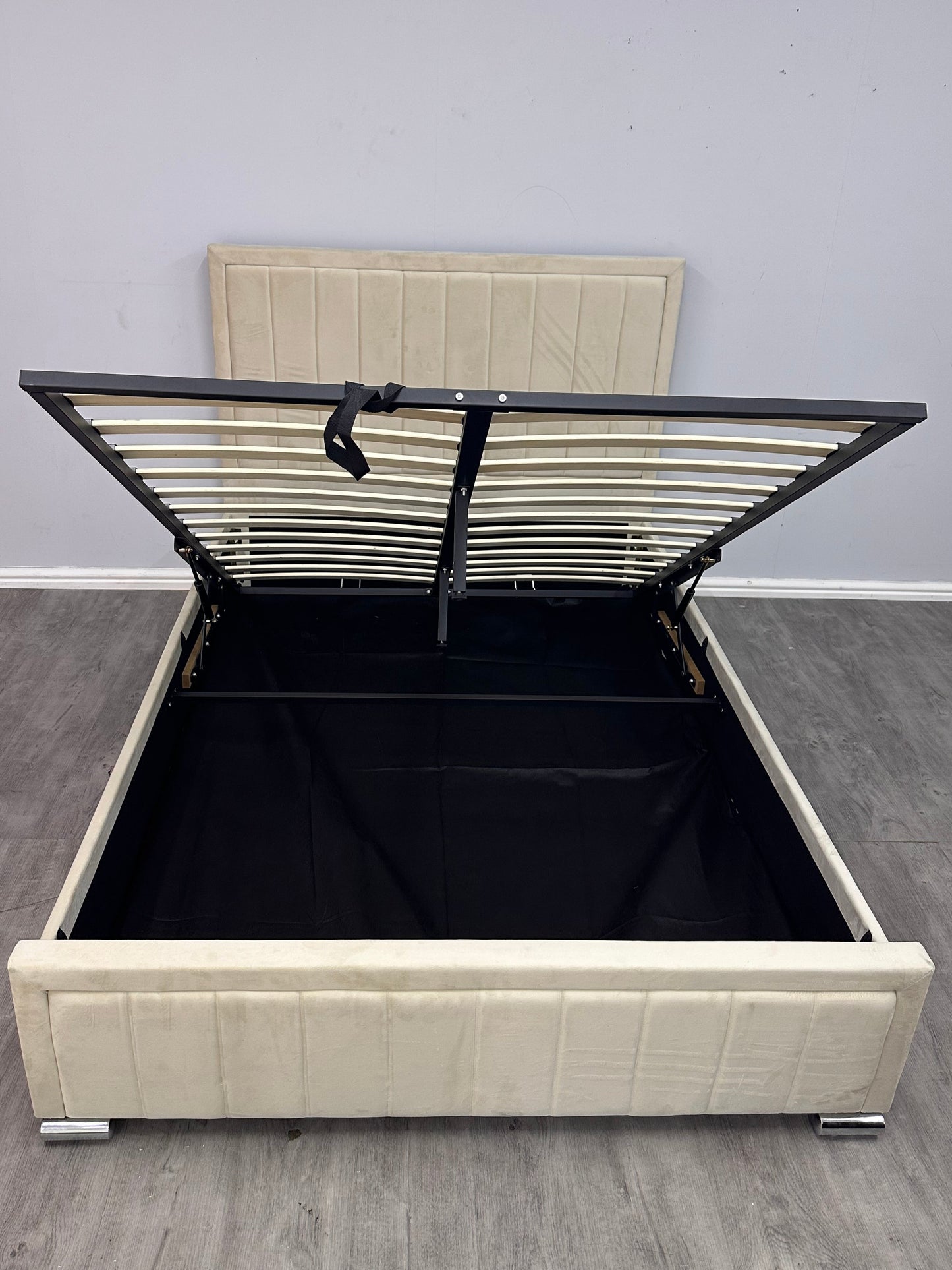 Grand Panel Double 4ft6 Ottoman Storage bed - Cream